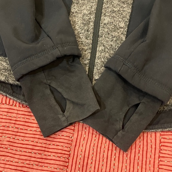 FarWest women’s size small Gray Black Hooded zip up fleece Jacket w/ thumb holes - Picture 4 of 14